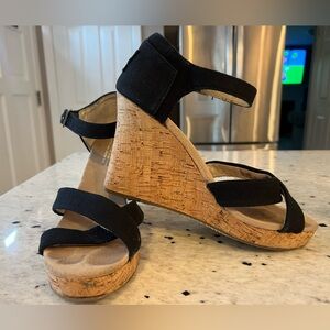 Tom’s black wedges